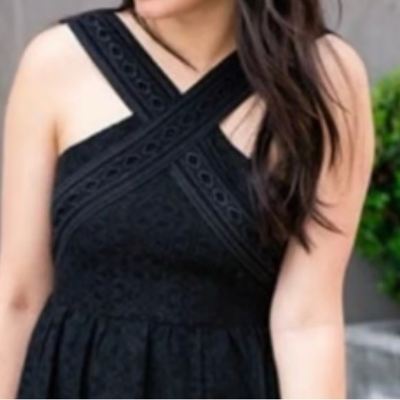 Stylish Black Dress with Lace Detail - Picture 4 of 16